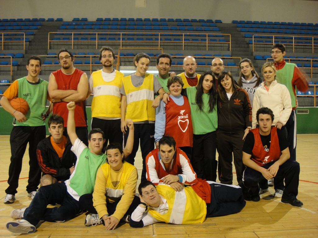 Deportistas de Aviva en baloncesto